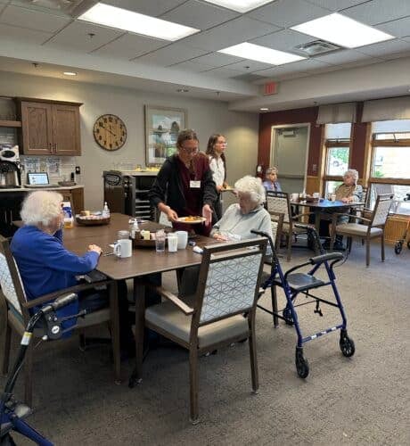 residents dining at brookridge assisted living