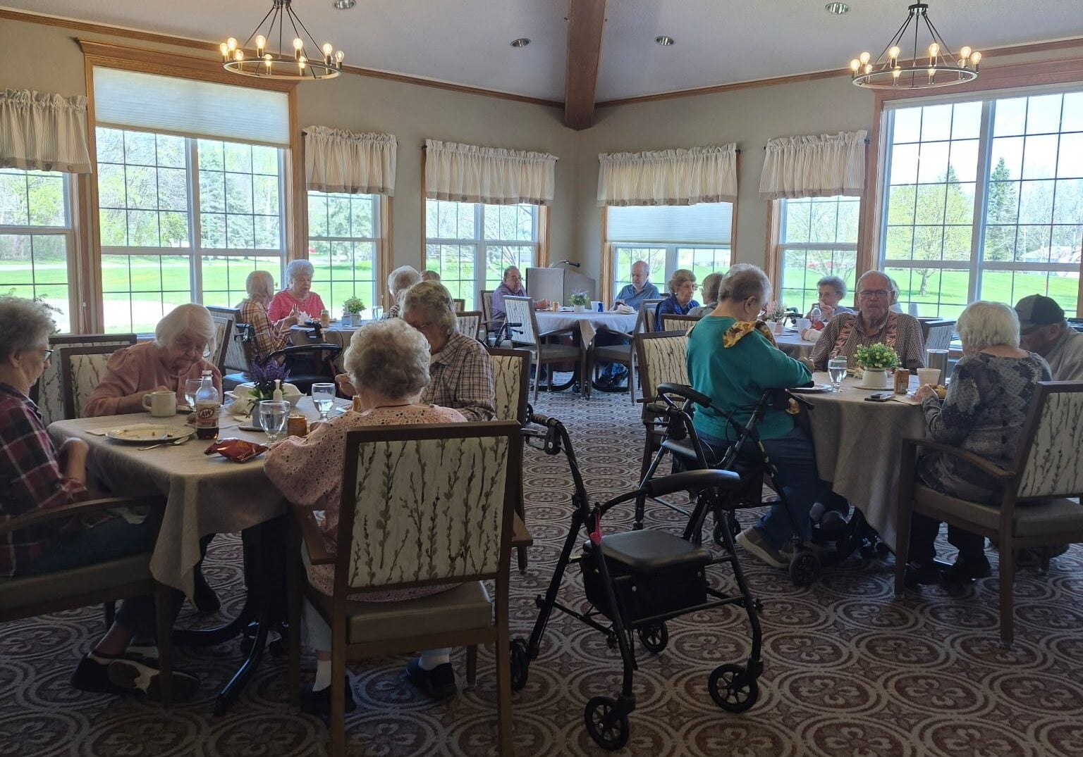 edgewood gables residents eating in dining area
