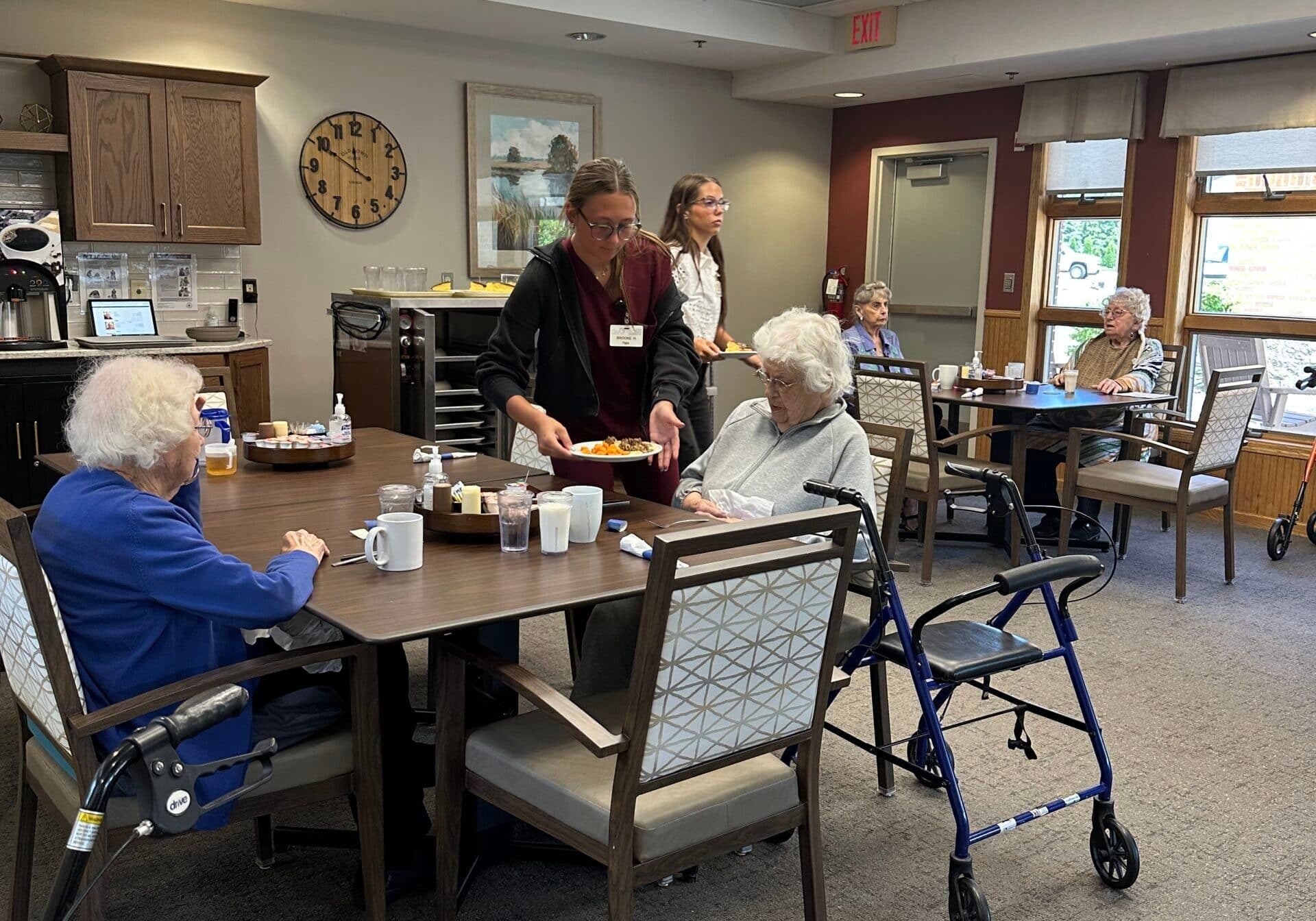 residents dining at brookridge assisted living